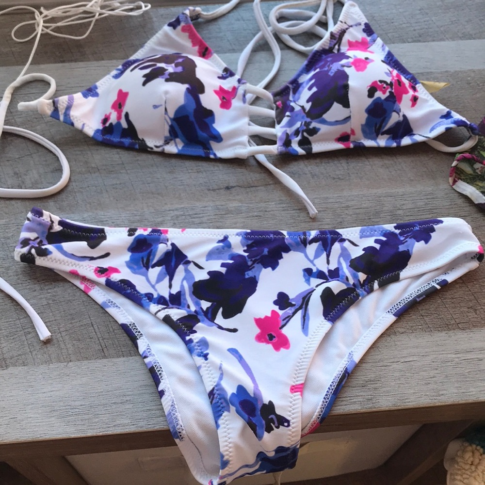 Bikini - Picture 2 of 2